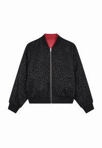 Czarna kurtka typu bomber z teksturowanym wzorem w cętki, zapinana na zamek, z prążkowanym kołnierzem i mankietami oraz kontrastową czerwoną podszewką.