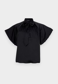 Blusa nera con collo alto, fiocco e ampie maniche a farfalla. Presenta bordi scallopati sulle maniche, realizzata in tessuto leggero.
