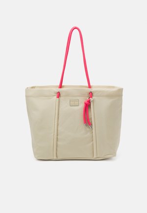 Borsa tote beige con manici in corda rosa, caratterizzata da una texture liscia, due cuciture frontali e un accento metallico con il logo del marchio.