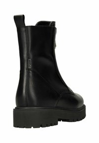 Stivale alla caviglia in pelle nera con punta rotonda, cerniera laterale, linguetta e suola spessa. Texture liscia con dettagli hardware minimi.