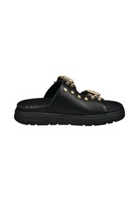 Schwarze Leder-Sandale mit goldenen Nieten und dekorativen Metall-Schnallen, ausgestattet mit einer dicken schwarzen Sohle und offenem Rückendesign.