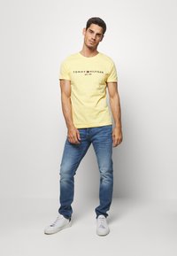 Tommy Hilfiger TOMMY LOGO TEE - T-shirt estampada - yellow