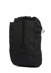 Schwarzer Rucksack aus strukturiertem Nylon, mit Kordelzugverschluss, Fronttasche und dezenten Logo-Akzenten.