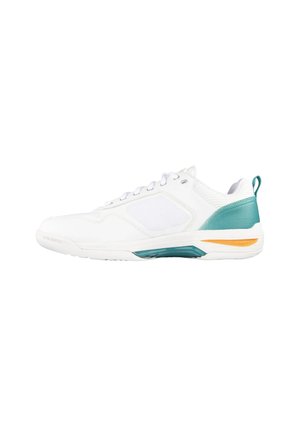 Sneaker bassa bianca con tacco turchese, lacci bianchi e dettaglio arancione sulla suola, mostrata di profilo su sfondo bianco.