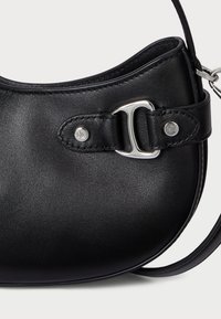 Μαύρη δερμάτινη τσάντα χειρός με καμπυλωτό σχήμα, που έχει αγκράφα από ατσάλι σε ασημί απόχρωση και λεπτή λεπτομέρεια με branding στη ζώνη.