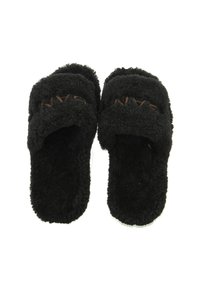 Czarne klapki wykonane z puszystego materiału, z szerokim paskiem z napisem "NYC" w kolorze brązowym, miękkim teksturowanym wierzchem oraz otwartym noskiem.