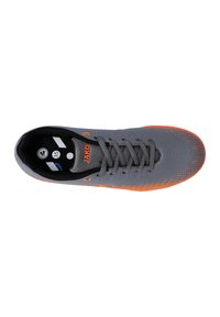 Scarpa sportiva grigia con una parte superiore textured, dettagli neri, accenti arancioni e design con lacci. Presenta un colletto imbottito e il logo.
