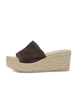 Sandalia espadrille de cuña con parte superior de ante marrón oscuro y suela plataforma de cuerda de yute beige, puntera abierta, estilo sin cierre.