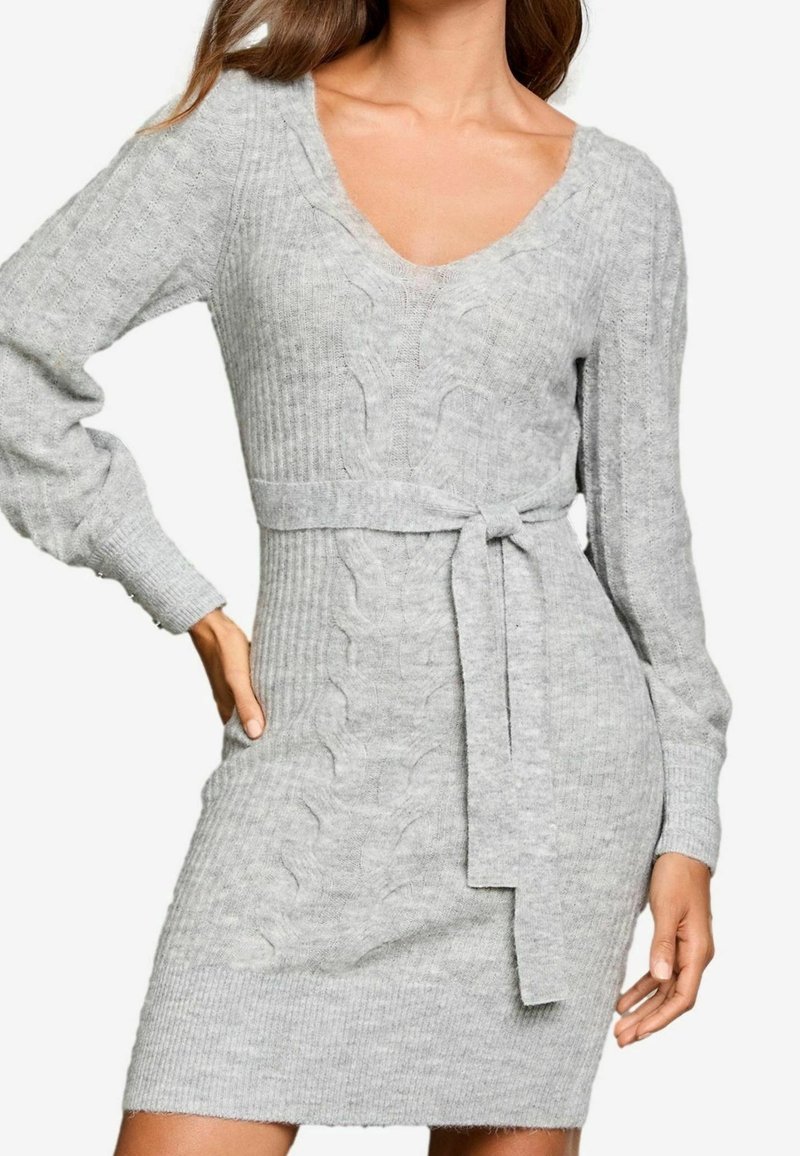 Robe tricotée gris clair pour femmes avec motif torsadé, manches longues, col en V et ceinture à nouer à la taille.