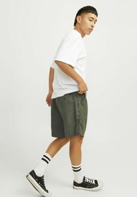 Jack & Jones Shorts - beetle
