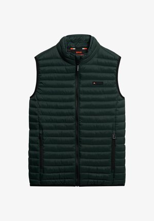 Mørkegrønne isolerede veste med en quiltet tekstur, høj krave, lynlås foran og to sorte lynlåslommer i siderne.