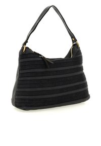 Borsa nera dalla forma curva, caratterizzata da strisce orizzontali testurizzate, una chiusura con zip e una tracolla singola con dettagli in metallo dorato.
