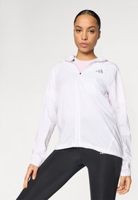 Jachetă albă ușoară cu fermoar complet, glugă reglabilă și manșete elastice. Are un logo subtil pe piept și o textură netedă.