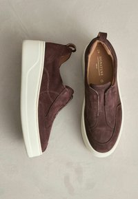 Dunkelburgunderfarbene Wildleder Slipper mit weißen Gummisohlen, ausgestattet mit Nähdetails und einer Zuglasche auf der Rückseite für ein einfaches An- und Ausziehen.