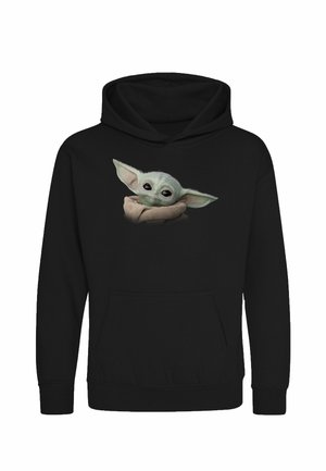 Zwarte hoodie met voorzak met een centraal afgedrukte afbeelding van een klein groen wezentje met grote oren, gewikkeld in een beige doek.