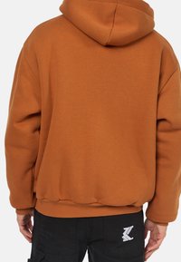 Sudadera marrón con capucha, con dobladillo y puños acanalados, textura suave y un logo bordado en blanco en el lado inferior.
