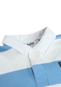 Triibuline polo särk, millel on vahelduvad helesinised ja valged osad, valge krae ning must silt hem füüsil. Puuvillane materjal.