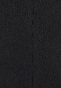 Schwarzer Strickstoff mit einer glatten Textur und feinen Rippungen, der ein einheitliches Design aufweist, ohne sichtbare Muster oder Verzierungen.