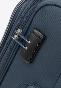 Valigia in tessuto texturizzato blu navy con combinazione di lucchetto. Due cursori della cerniera argentati con accenti blu. Design robusto e moderno.