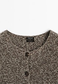Cardigan tricoté marron et blanc avec deux boutons foncés et un col rond, étiqueté 100 % coton par Massimo Dutti.