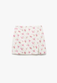Minifalda blanca con estampado floral de rosas rosas y una pequeña abertura en la parte delantera, dispuesta sobre un fondo blanco.