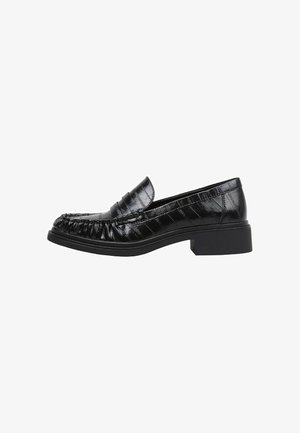 Mocassin en cuir verni noir avec un bout arrondi, des détails plissés à l'avant, une semelle en caoutchouc plate et un petit talon carré.