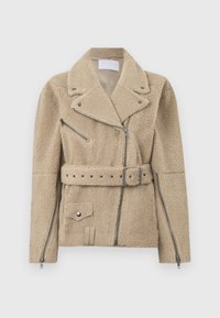 Beige sherpa fleece motorjack met brede revers, asymmetrische voorrits, zij- en borstritszakken, tailleband en ritssluitingen aan de mouwen.