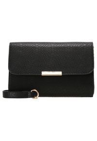 Černá kabelka na ruku s texturou hadího vzoru, zlatými kovovými prvky, klopovým uzávěrem a odnímatelným zápěstním páskem.