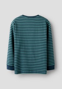 Langärmliges, geripptes Shirt mit horizontalen Streifen in Blaugrün und Dunkelblau, marineblauen Bündchen und einem marineblauen Kragen, von hinten auf einem grauen Hintergrund gezeigt.