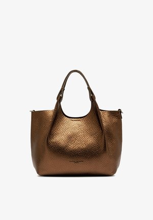 Borsa tote in pelle testurizzata bronzo con doppi manici, apertura superiore e marchio discreto alla base. Superficie liscia e lucida con forma strutturata.