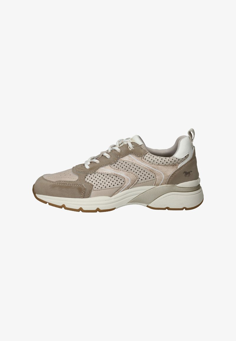 Beige sneaker met mesh en suede materialen, geperforeerde accenten, witte veters, rubberen zool en een subtiel logo op de hiel.