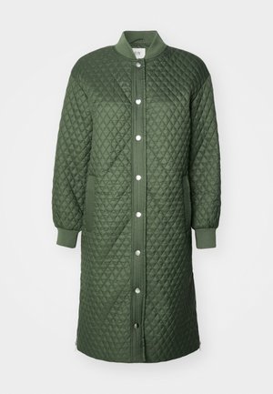 Cappotto verde trapuntato con chiusura a bottoni a pressione, polsini a costine e tasche laterali; presenta un motivo a diamante e un design fino al ginocchio.