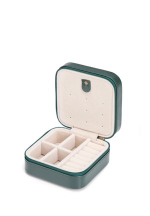 Piccola custodia per gioielli verde con interno beige, scomparti divisori, rulli per anelli e chiusura a scatto sul coperchio, mostrata aperta.