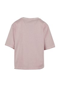 Krátký rukáv, volný T-shirt z měkké růžové tkaniny. Má kulatý výstřih a rovný lem, bez viditelných vzorů nebo akcentů.