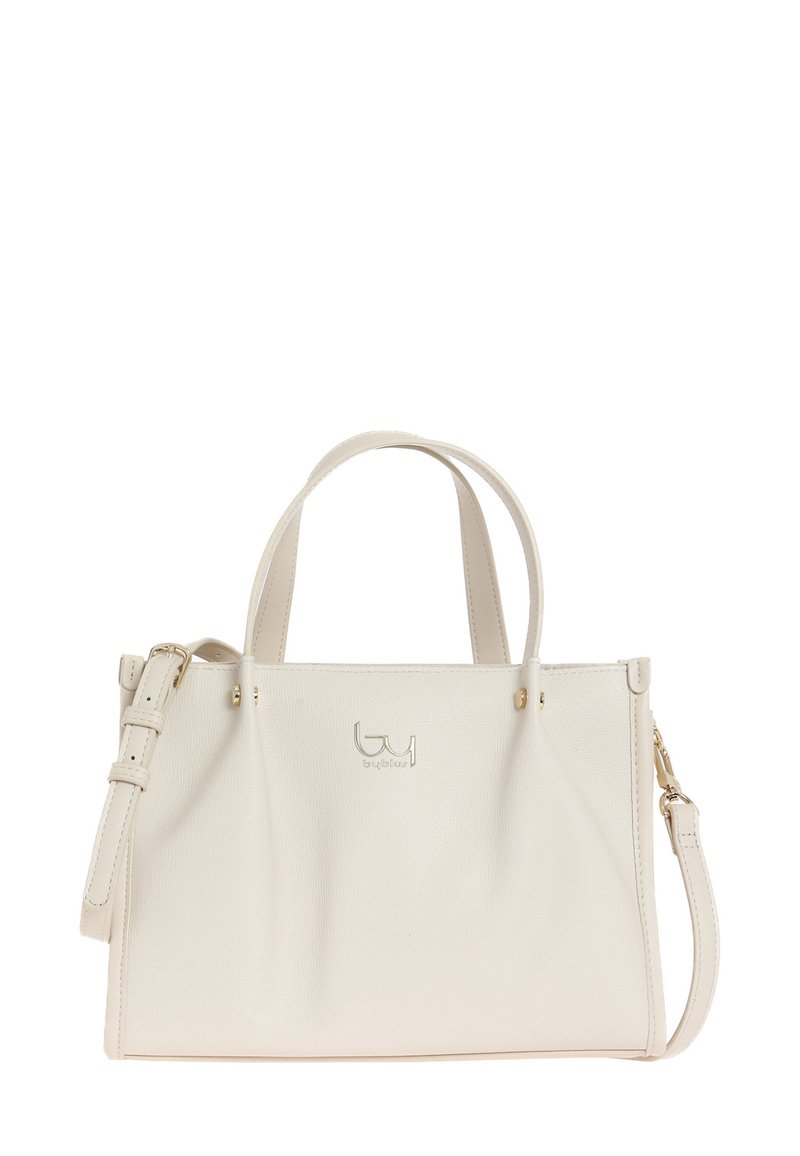 Borsa in pelle bianca con doppi manici, tracolla regolabile, finitura texturizzata, accessori in tonalità dorata e dettaglio del logo frontale.