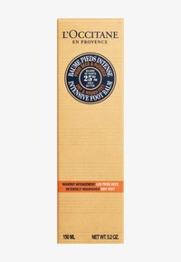 Confezione del balsamo intensivo per piedi L'Occitane in cartone rettangolare, marrone con testo nero e arancione; presenta un'etichetta circolare che evidenzia il 25% di burro di karité.