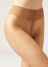 Culottes nudes transparent à taille haute avec une texture lisse, une ceinture élastique et un design sans coutures, mettant en valeur une couleur bronzée.
