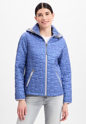 Helle blaue gesteppte Jacke mit Kapuze, ausgestattet mit silberfarbenen Reißverschlüssen und zwei seitlichen Taschen. Der Stoff hat eine glatte Textur und ein geometrisches Muster.