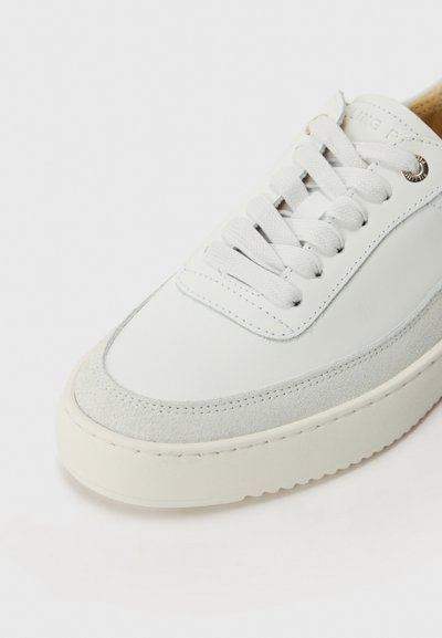 Weiße Leder-Sneaker mit grauen Wildlederakzenten, runder Schuhspitze, Schnürdesign und kontrastierenden Nähten. Verfügt über Metallösen und eine strukturierte Sohle.