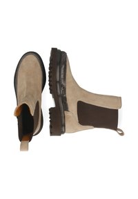 Botas de tobillo de ante color beige claro con paneles elásticos laterales marrones, suelas negras texturizadas y tiradores para un fácil acceso.