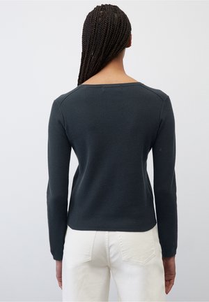 Dunkelgrauer, strukturierter Langarmpullover mit weiter Ausschnittform und figurbetontem Schnitt, von hinten vor einem schlichten Hintergrund gezeigt.