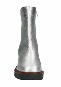 Zilveren enkelboot met een gestructureerde metallic afwerking, ronde neus, zwarte rubberen zool en een ritssluiting aan de zijkant.