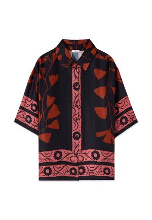 Chemise noire à manches courtes avec boutons, à motifs floraux et feuilles rouges, bordures décoratives roses avec détails floraux noirs.