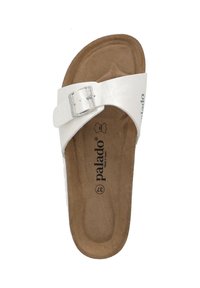 Sandalia deslizante blanca con parte superior de cuero brillante, que presenta una hebilla decorativa y una plantilla texturizada marrón. Branding visible en la plantilla.