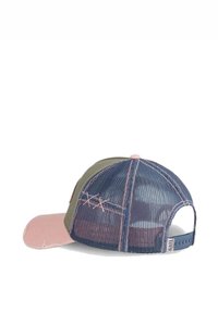 Gorra de camionero con parte trasera de malla, frontal verde olivo, visera rosa y costuras en contraste. Cierre ajustable a presión en la parte trasera.