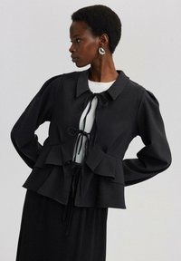 Touché Privé RUFFLE DETAILED CREPE CROP - Kerge jope - black