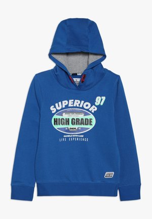 Niebieska bluza z kapturem, szarym wykończeniem, z nadrukowanym tekstem z przodu, ściągaczami przy mankietach i dolnym wykończeniu. Zawiera metkę po lewej dolnej stronie.