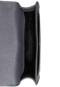Czarny portfel ze skórki teksturowanej, z gładkim wnętrzem. Posiada zapięcie na zatrzask oraz wiele przegródek do organizacji.