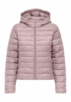Chaqueta acolchada ligera de color púrpura claro con cremallera frontal completa y capucha incorporada, con costuras horizontales y bolsillos laterales.