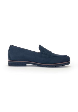 Mocassino in suede di colore blu navy con punta arrotondata, fascia decorativa frontale e suola in gomma testurizzata. Presenta cuciture minime e tacco basso.